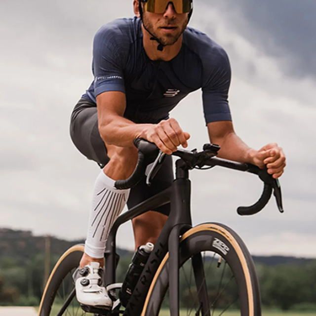 Compressport コンプレスポーツ カーフスリーブ R2 Aero SU00049B WHITE|BLACK ユニセックス メンズ レディース コンプレッション 段階的着圧 血流促進 サポーター カーフカバー カーフゲイター ランニング トレイ