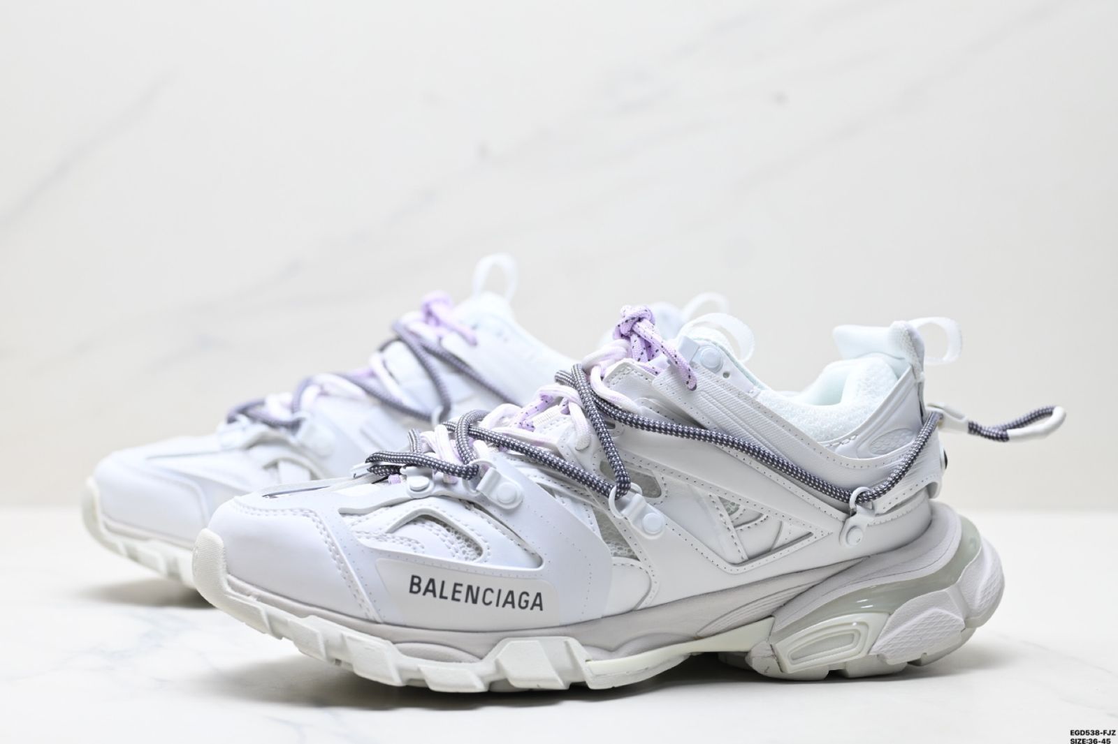 バレンシアガ Balenciaga Track Trail は丸頭レースアップのロー