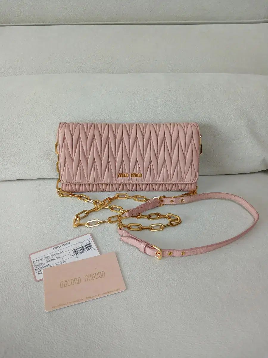 MIU MIU ミュウミュウ マテラッセ woc チェーン クロスバッグ 郵便局宅配便 39 1万ウォン