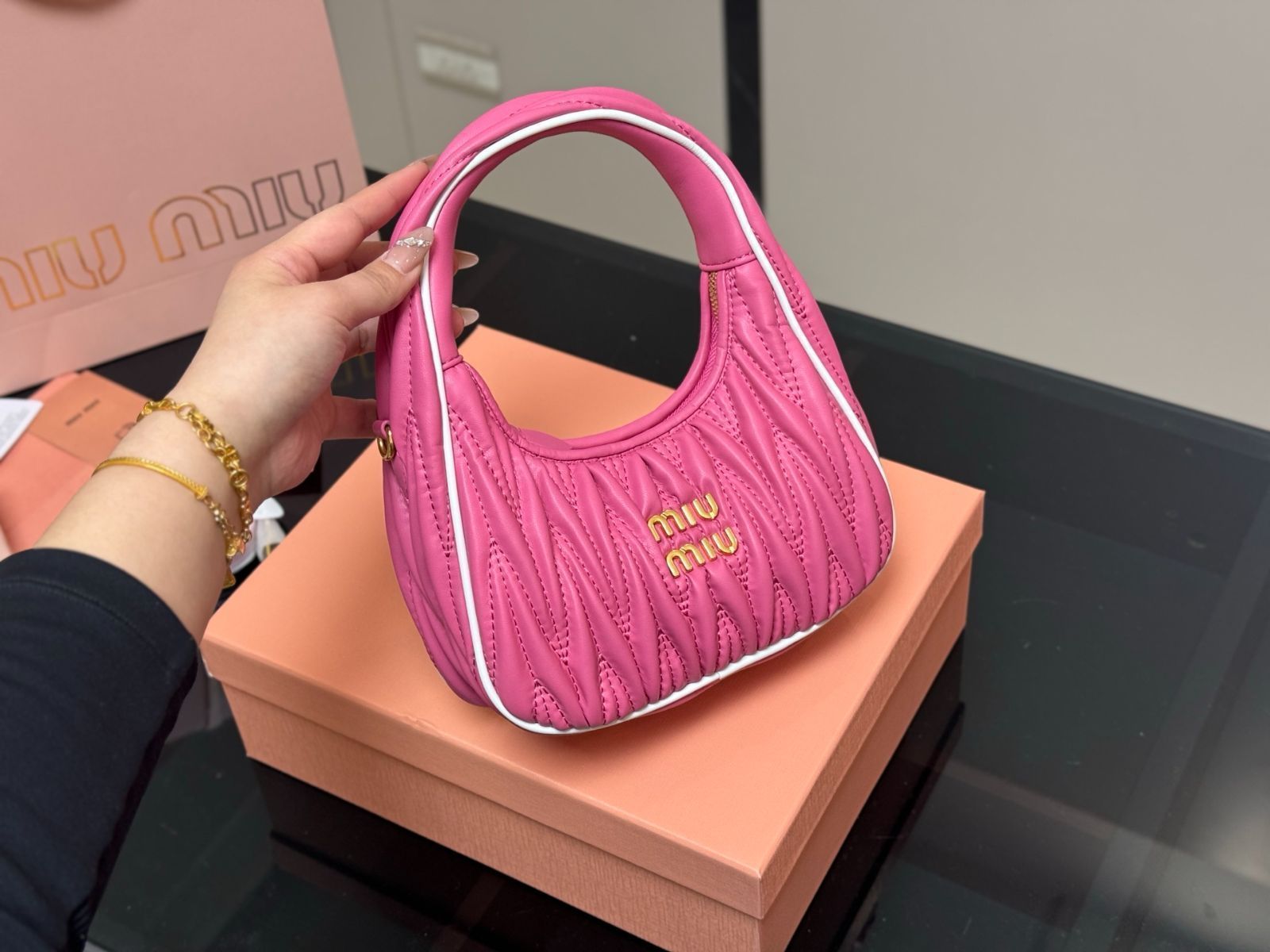 【直営店】MiuMiu ワンダーウィッカーハンドバッグ ミュウミュウ“カラフルレザー”の編み込みバッグ＆ホワイト