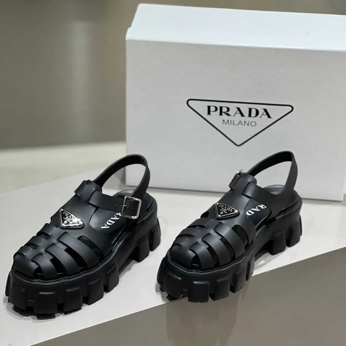 大人気ですプラダ/PRADA　フォームラバー サンダル　厚底　フィッシャーマン グルカサンダル　超美品　レディース☆メンズ　黒　新品未使用