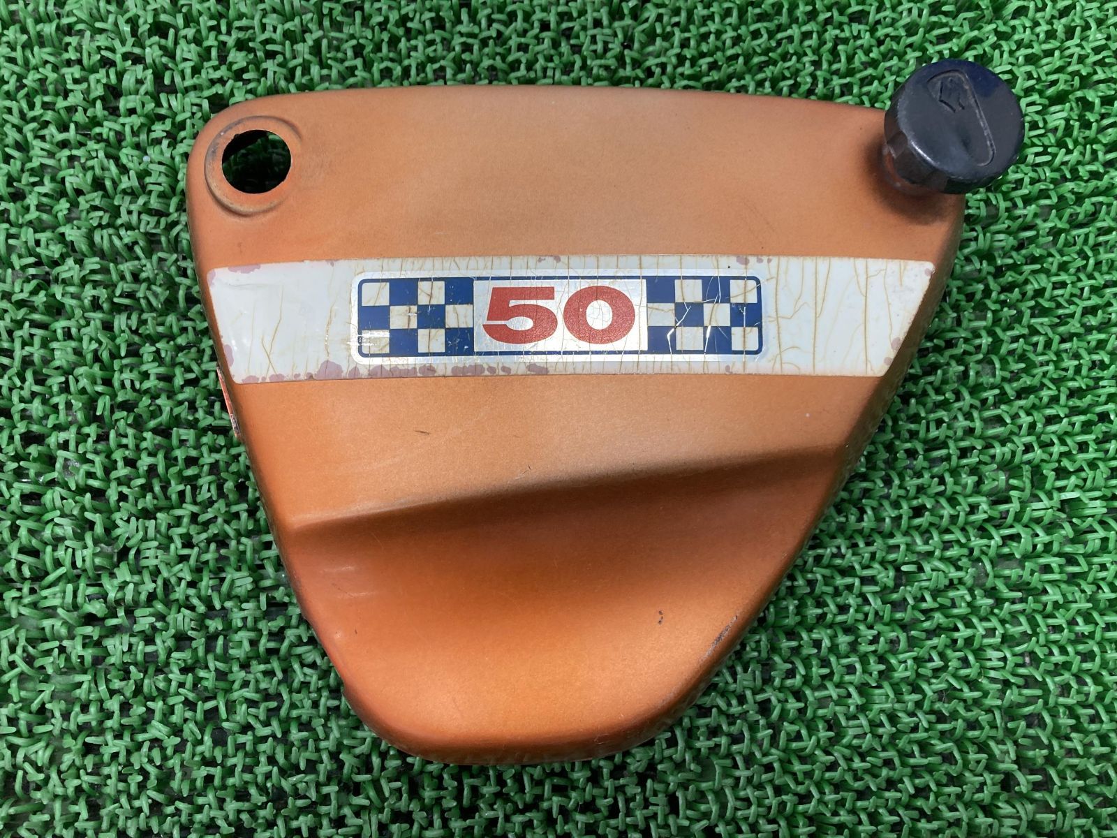 スクランブラー サイドカバー 左 橙 スズキ 純正 中古 バイク 部品 AC50 Scrambler 当時物 コケキズ無し 品薄 希少品 車検 Genuine