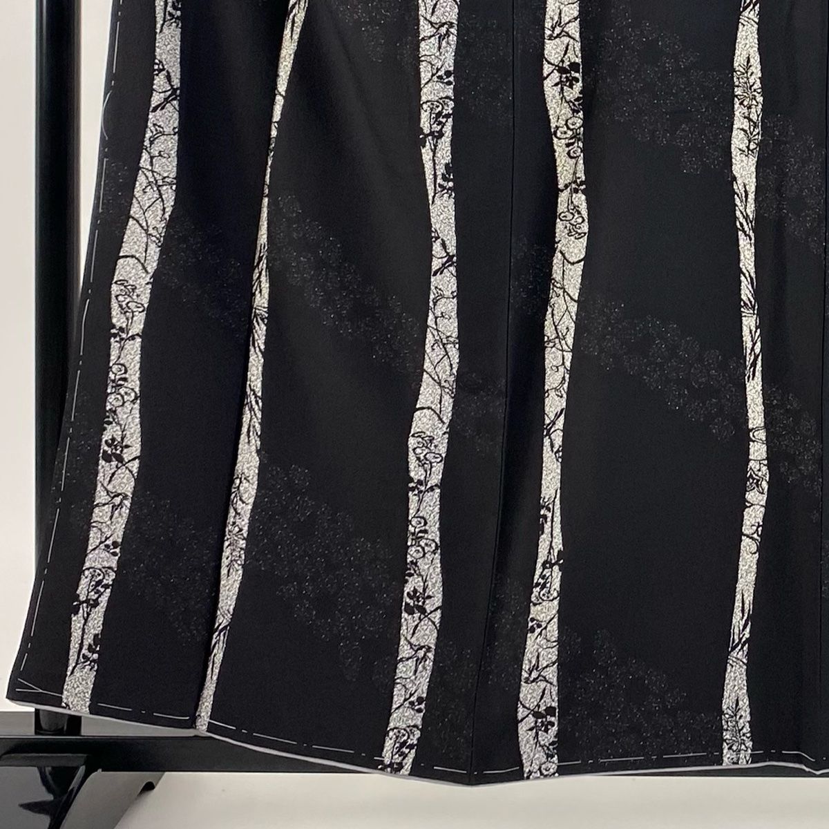 小紋 身丈157.5cm 裄丈67cm M 袷 草花 よろけ縞 黒 正絹 秀品