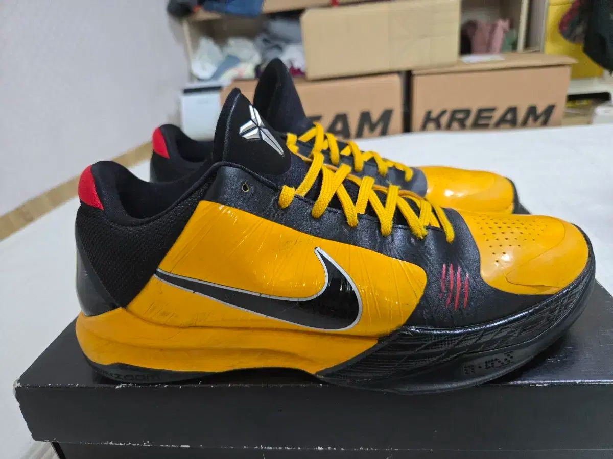 ナイキコービー11 ブルース・リーモデル希少バスケットシューズ