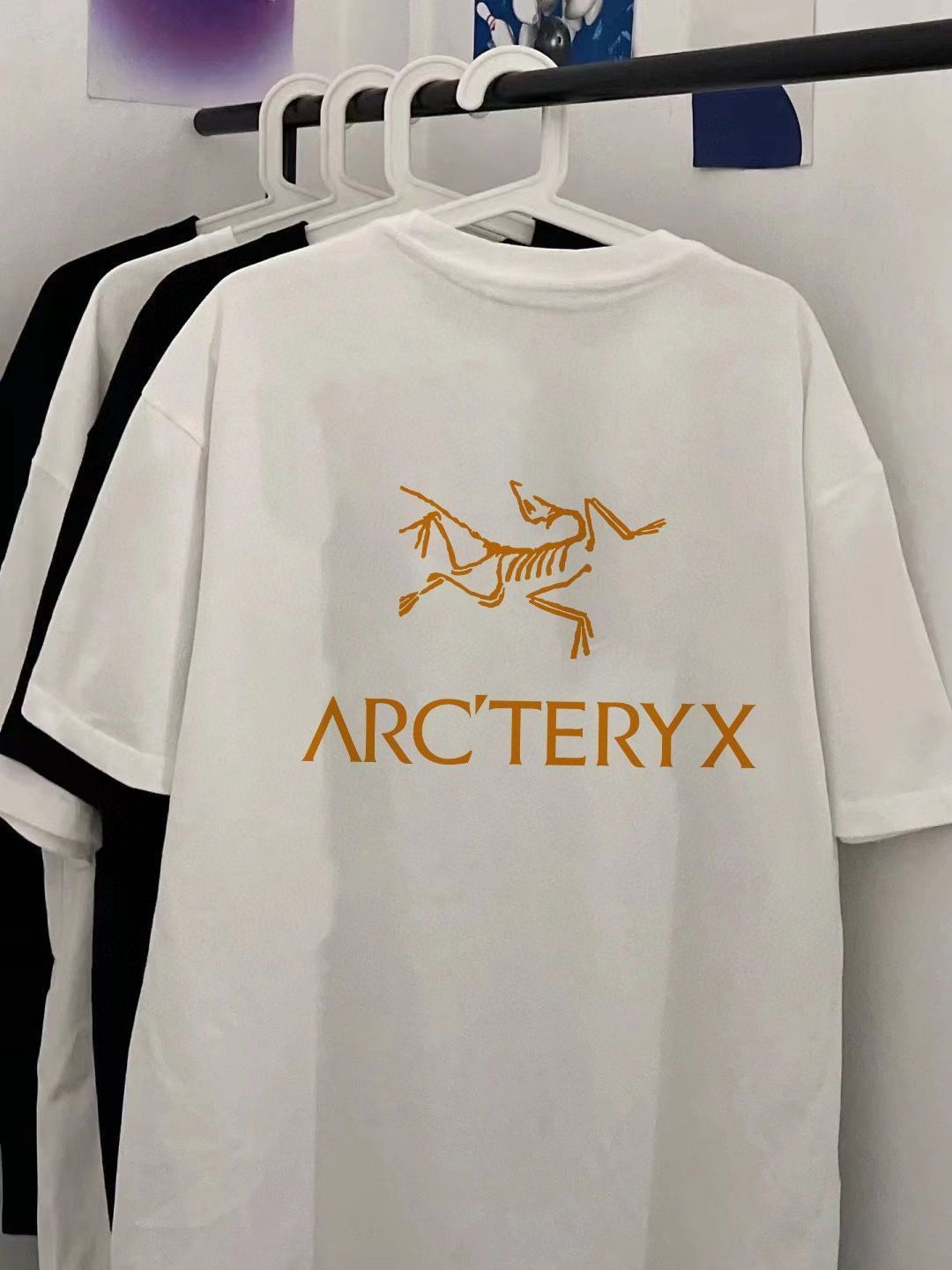 2023/ARC'TERYX アークテリクスの最新スタイル ゴールドラベルと大きなロゴ文字が入った男女カップル向け半袖Tシャツ