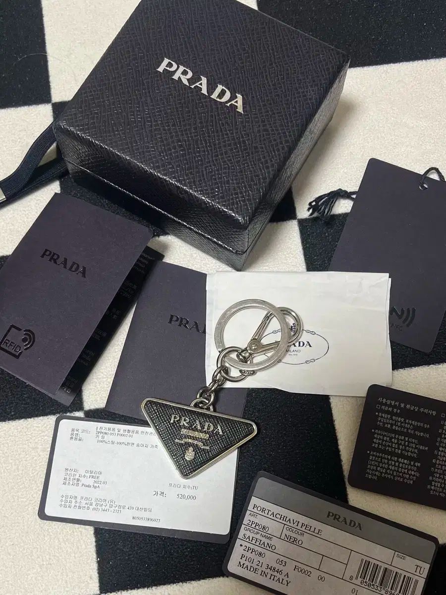 Prada プラダ 三角形 ロゴ キーリング ブラック シルバー