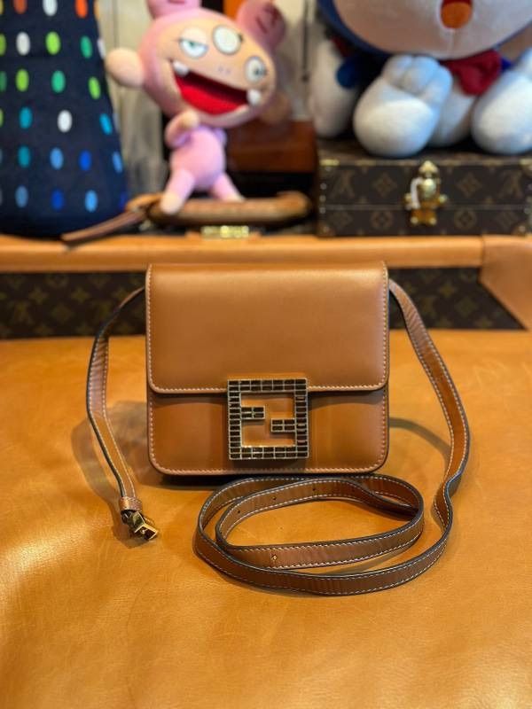 FENDI フェンディ 8BT325 AA1W ブラウン レザー ショルダーバッグ LVU25010940