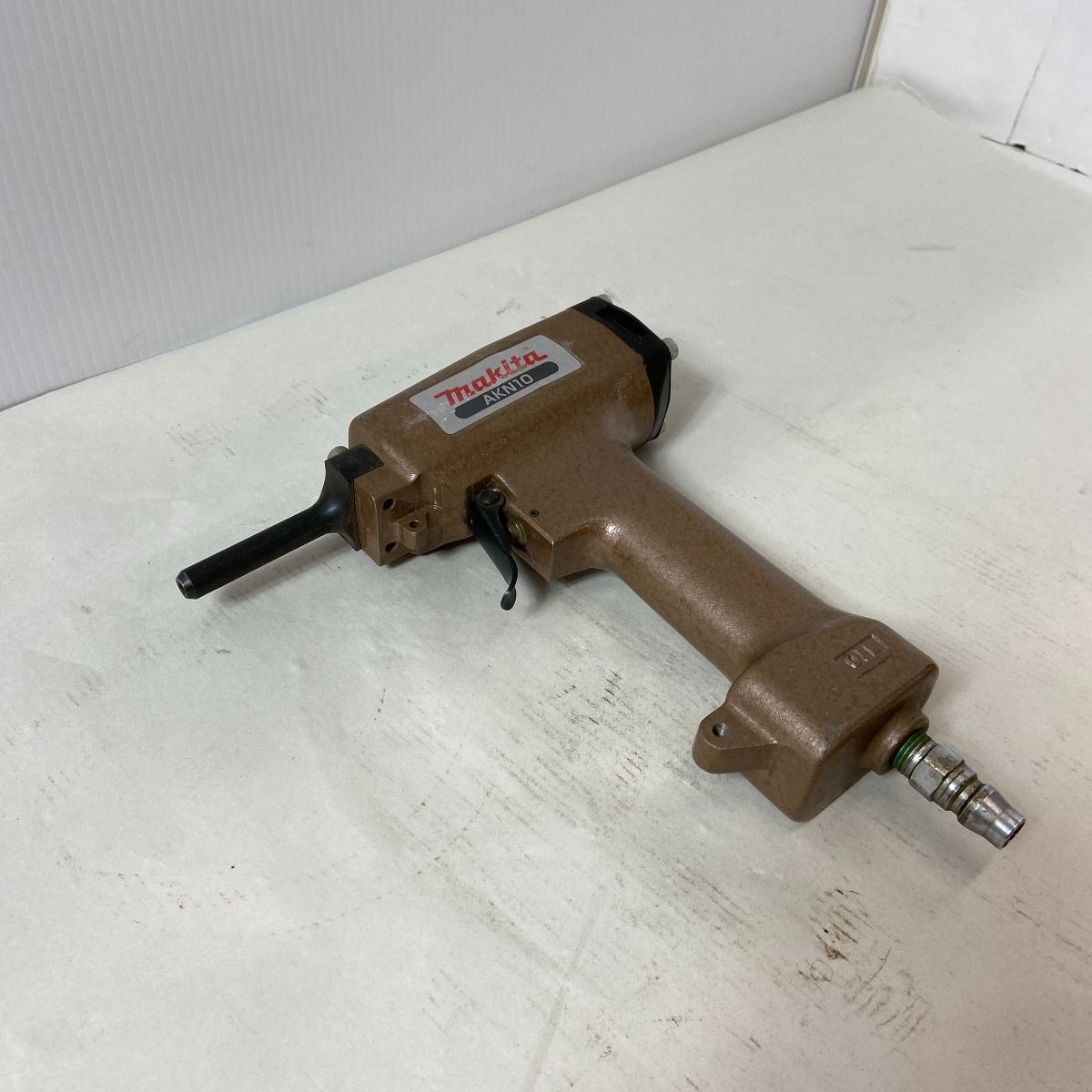 ΦΦMAKITA マキタ 釘抜き機 AKN10 ブラウン - メルカリ