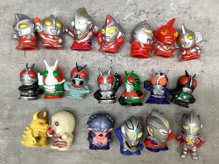 Opening the present] A large number of Ultraman monster