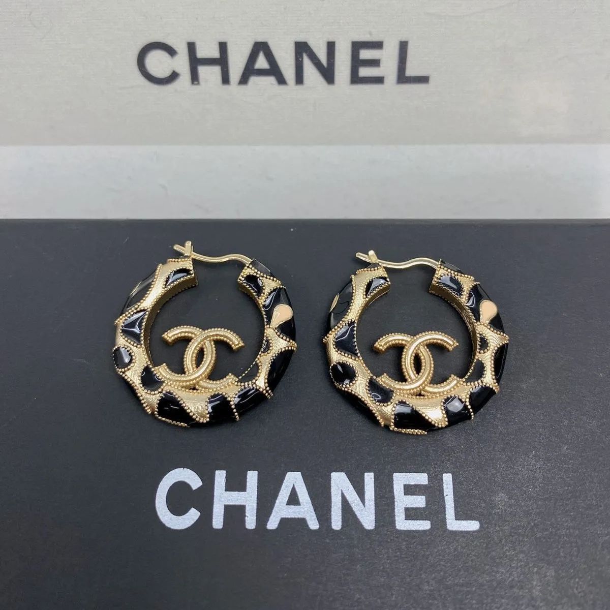 CHANEL】シャネル 新品 ブラック＆ゴールド CC ロゴ ピアス U7328 - メルカリ