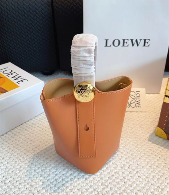 未使用 ロエベ LOEWE ペブルバケットバッグミニ 2024新作