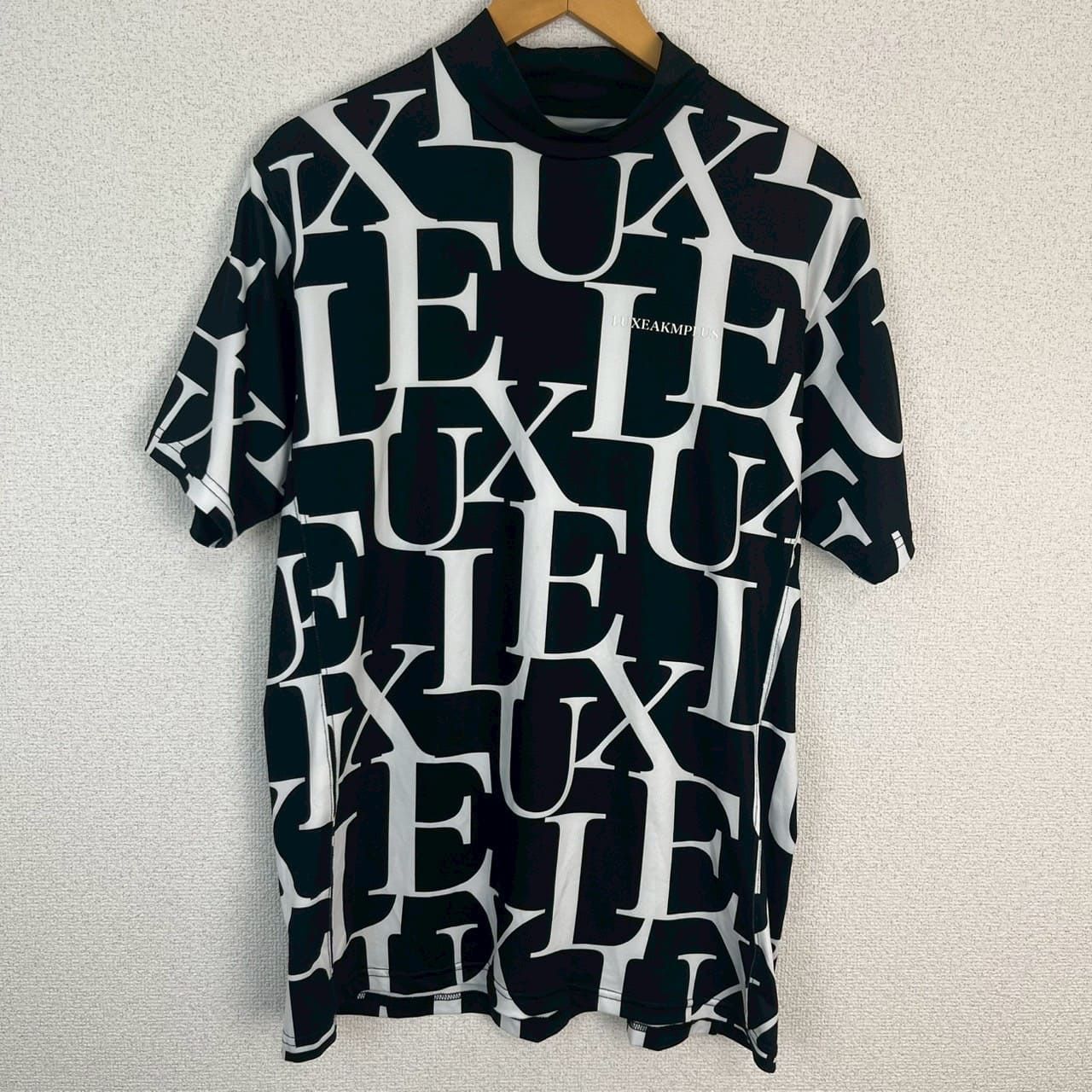 LUXEAKMPLUS 24SS 総柄 ロゴ 半袖 モックネック Tシャツ M LUXE AKM PLUS tシャツ LUXEAKMPLUS(リュクスエイケイエムプラス