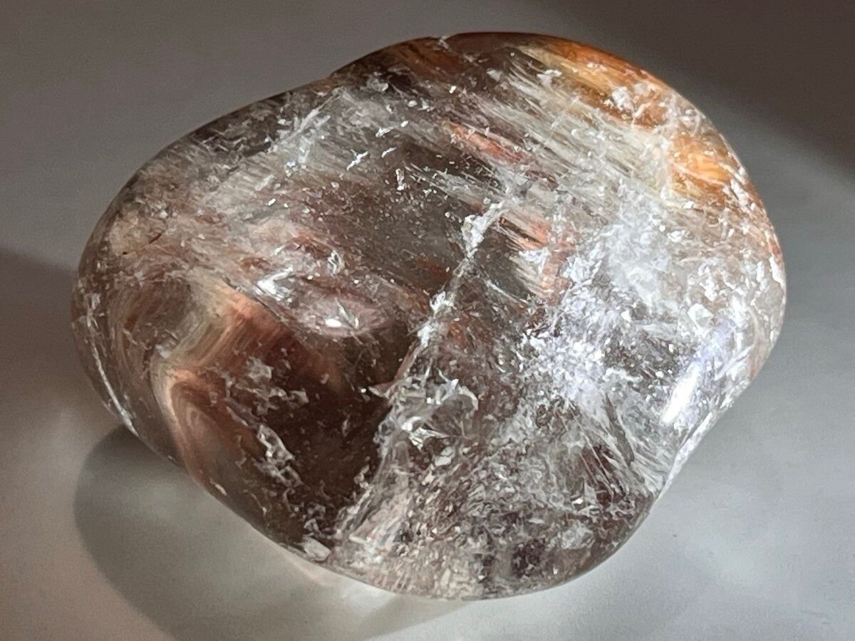 ラビットヘアー✨虹入り　アンフィボール　ルチル　タンブル ラビットヘアー 虹入り アンフィボール ルチル タンブル 原石 握り石