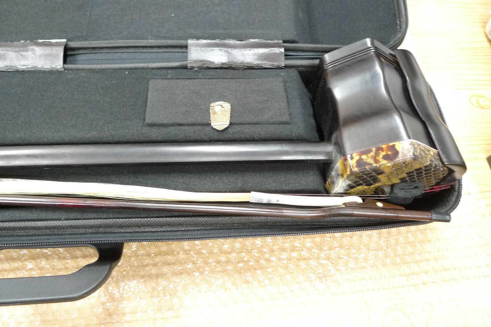 二胡 中国 弦楽器 ソフトケース付き 本体 蛇柄 伝統楽器 弓付き 管理p1004