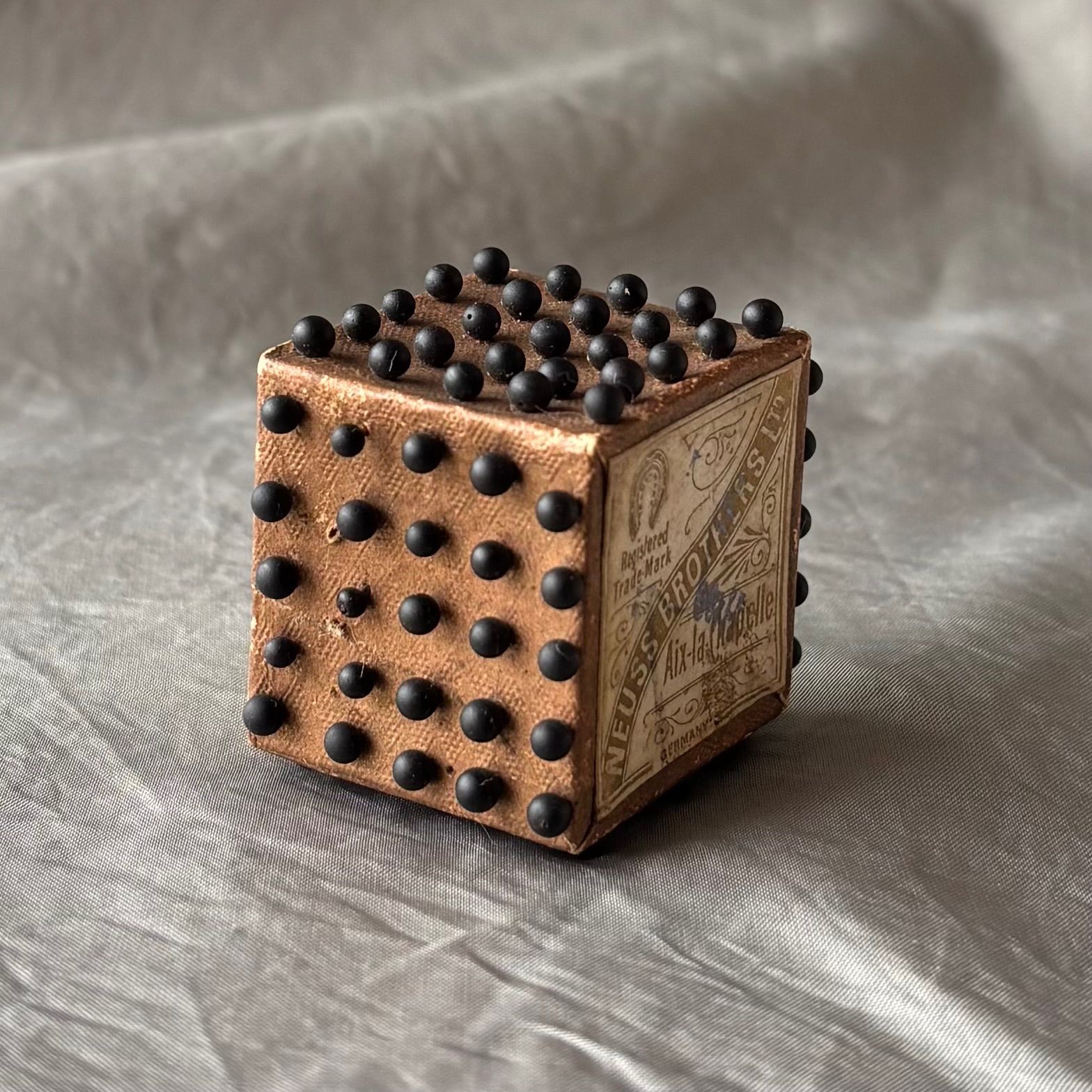 アンティーク キューブピンボックス ピンクッション ガラスのまち針 ドイツ製 アンティーク キューブピンボックス 大サイズ ガラスのまち針 ドイツ製