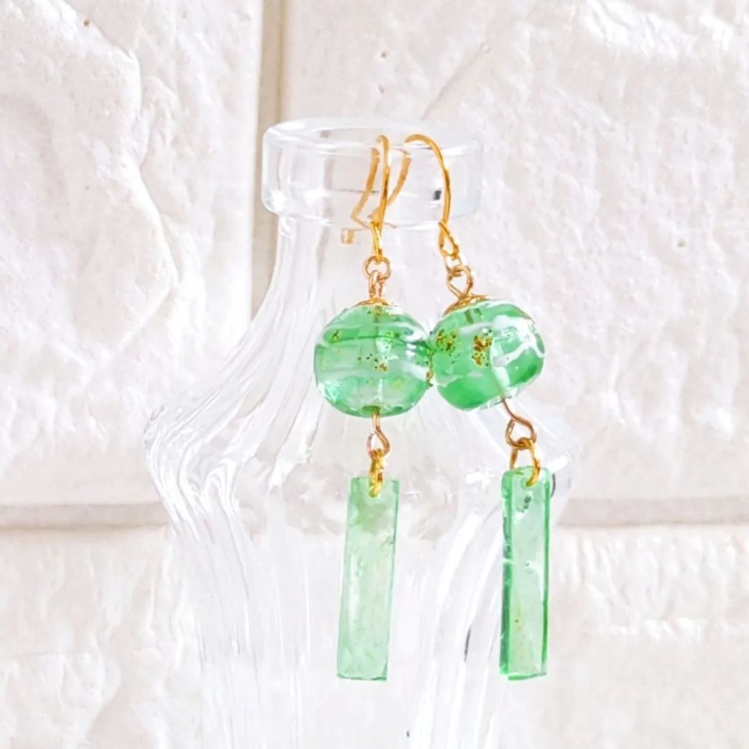 ゆらゆら淡いグリーン・イヤリング⁄ピアス (Green) ゆらゆら揺らめく緑