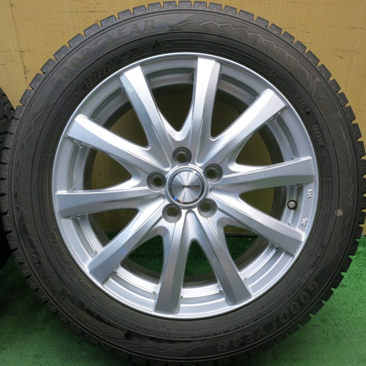 バリ溝！22年！キレイ！8.5分インプレッサ 等 205/55R16 スタッドレス