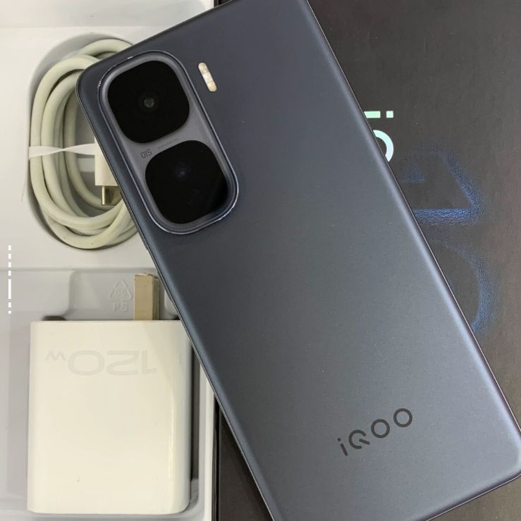 vivo iQOO Neo 10 新品未使用 ゲーム特化 超薄5Gスマホ 12+256GB