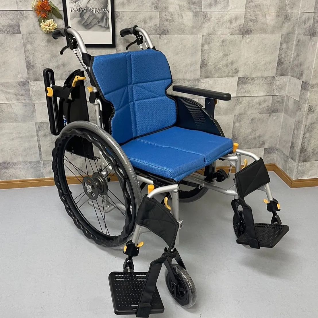 自走介助兼用車椅子。カドクラ。京都市内駅受け渡しの場合17,000円です 