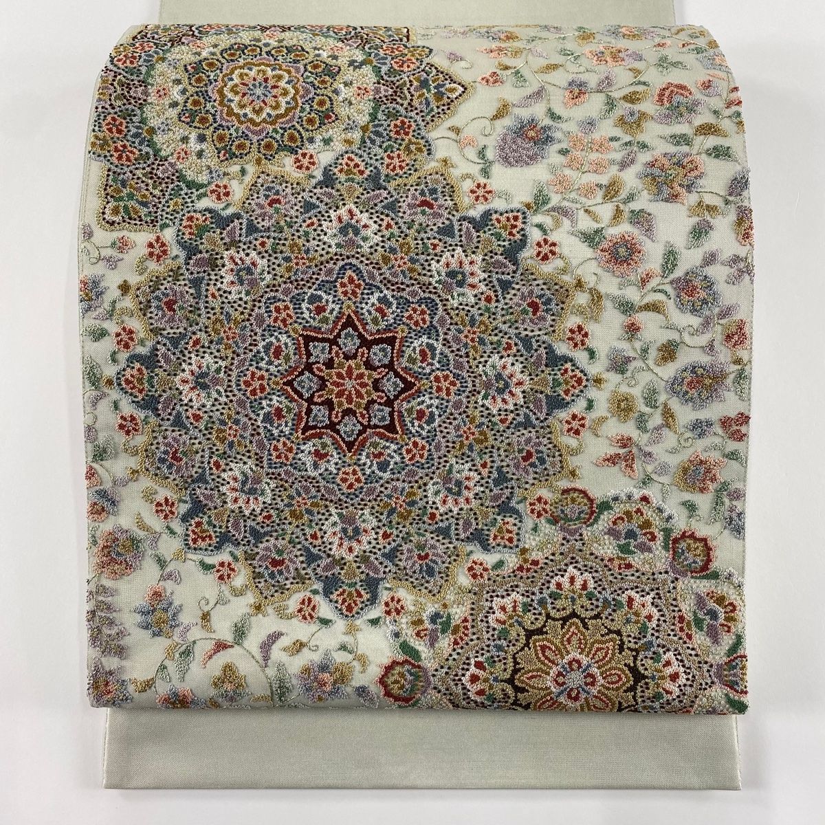 袋帯 美品 逸品 華文 花唐草 相良刺繍 金糸 灰緑 お太鼓柄 正絹