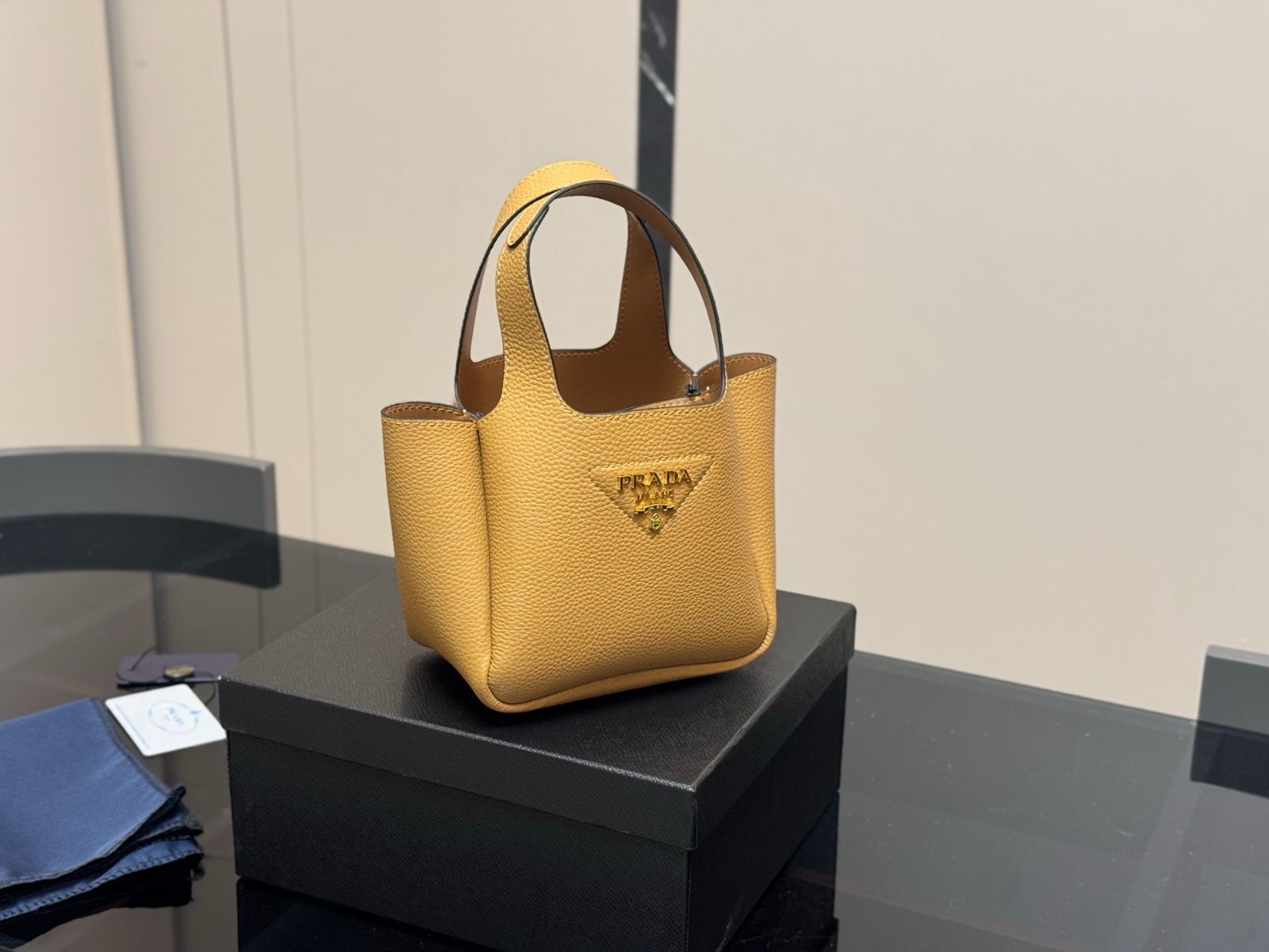 【パリで買付】Prada トートバック 今日特価】Prada レザー トートバッグ！国内送料無料！限定在庫