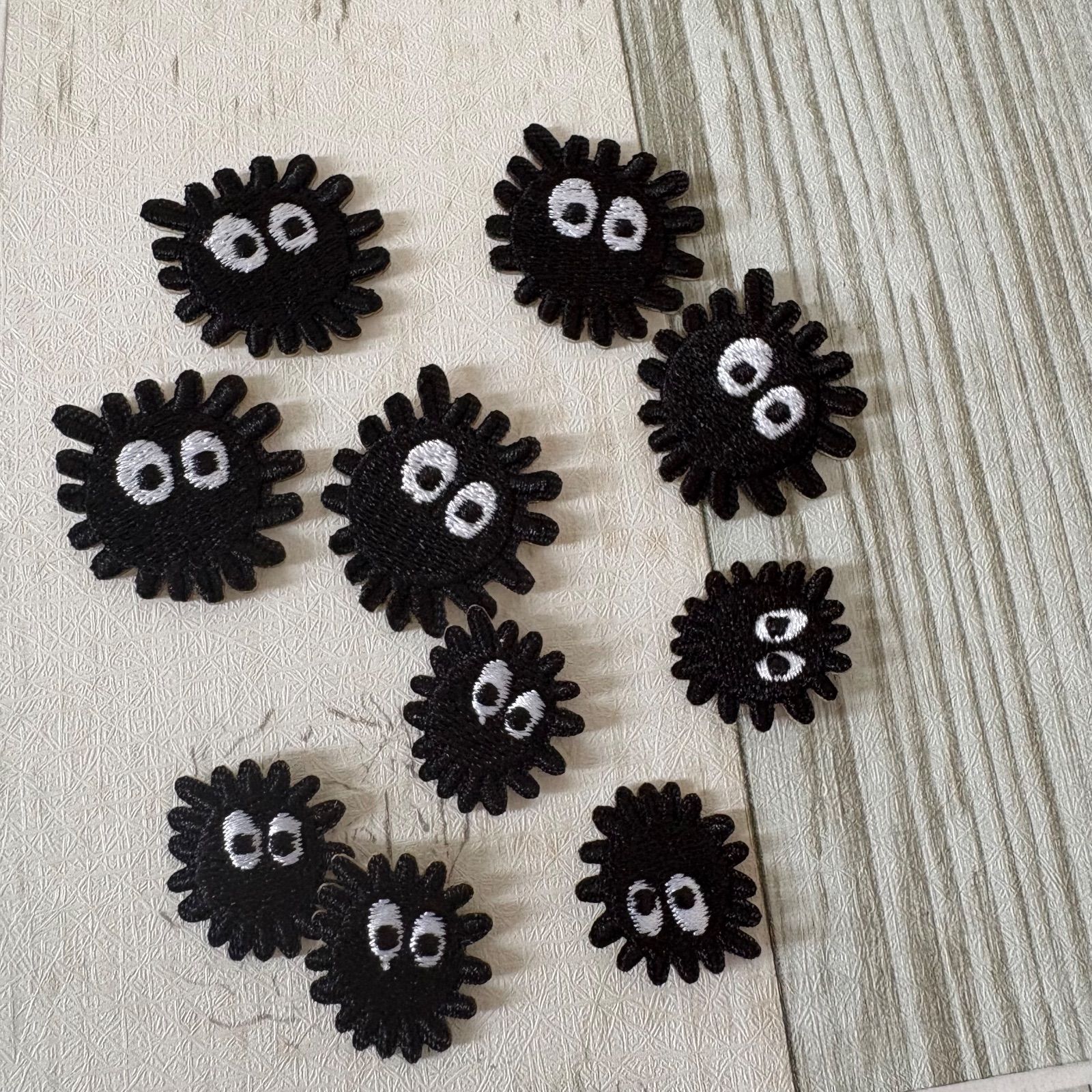 トトロ まっくろくろすけ シール&アイロンワッペン 10枚入り - メルカリ