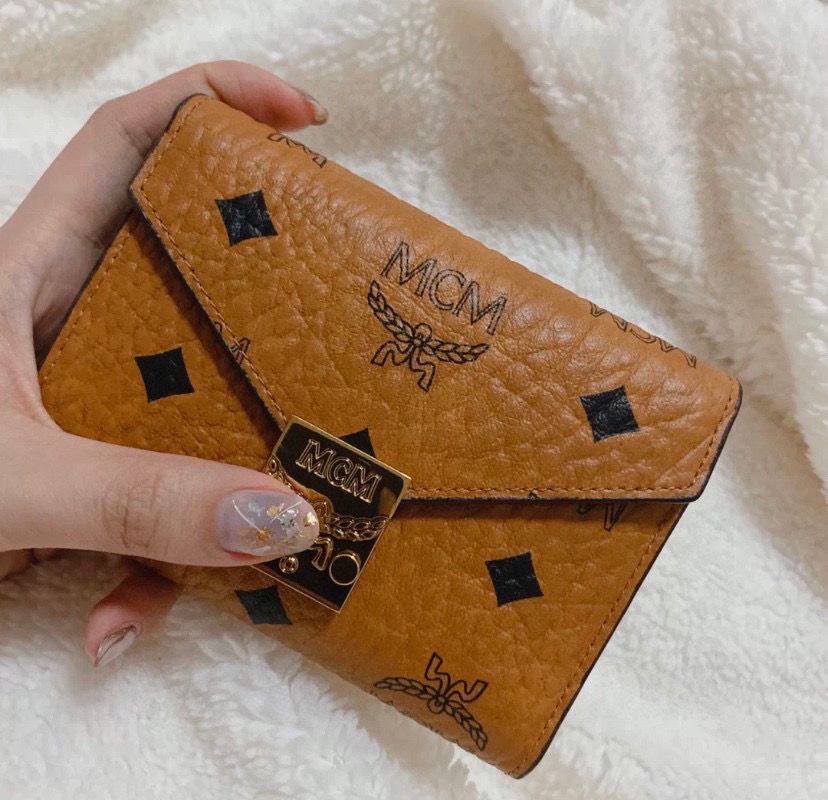 本日特価] MCM クラシック メタルバックル 3つ折りウォレット