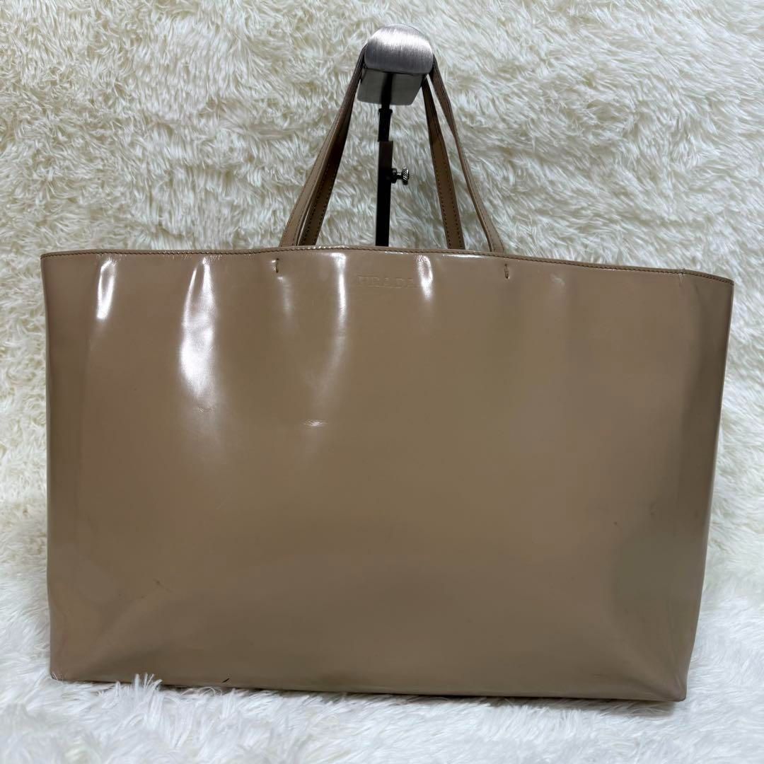 PRADA プラダ ロゴ型押しエナメルレザーハンドバッグ パテント