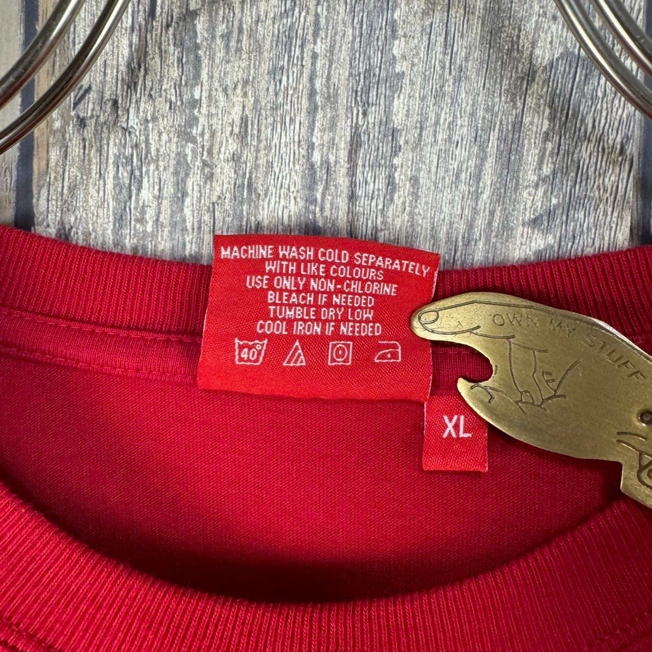 エミレーツ航空 CA着用ロゴ入りレッドTシャツ 2枚セット(M & XLサイズ) エミレーツ航空 CA着用ロゴ入りレッドTシャツ 2枚セット(M & XL