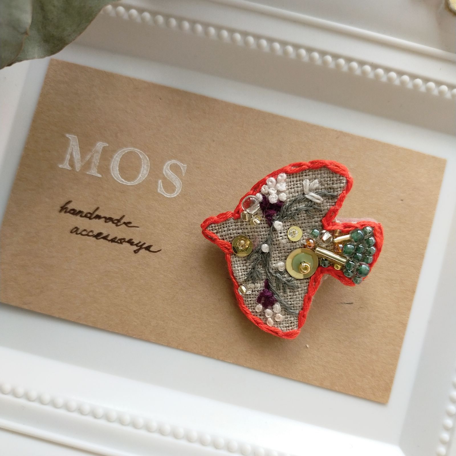 北欧デザイン* 手刺繍ブローチ 鳥 ビーズ スパンコール フラワー 