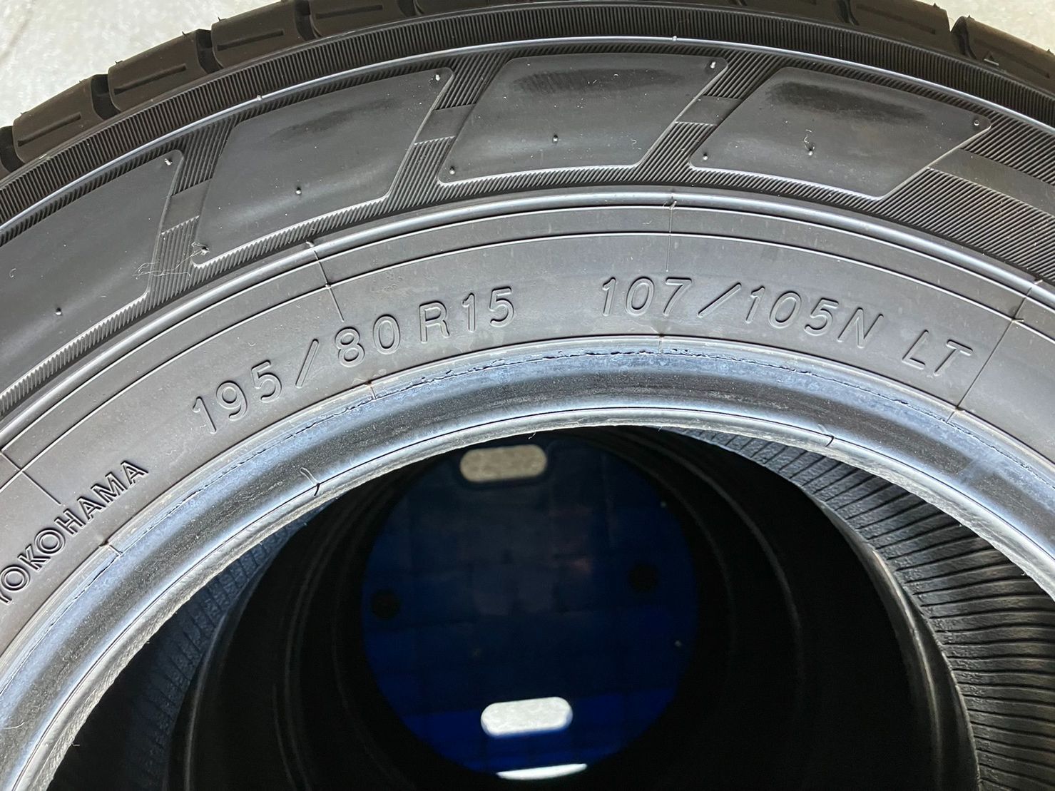 送料込み！ 新車外し キャラバン ヨコハマ ブルーアースバン 195/80R15