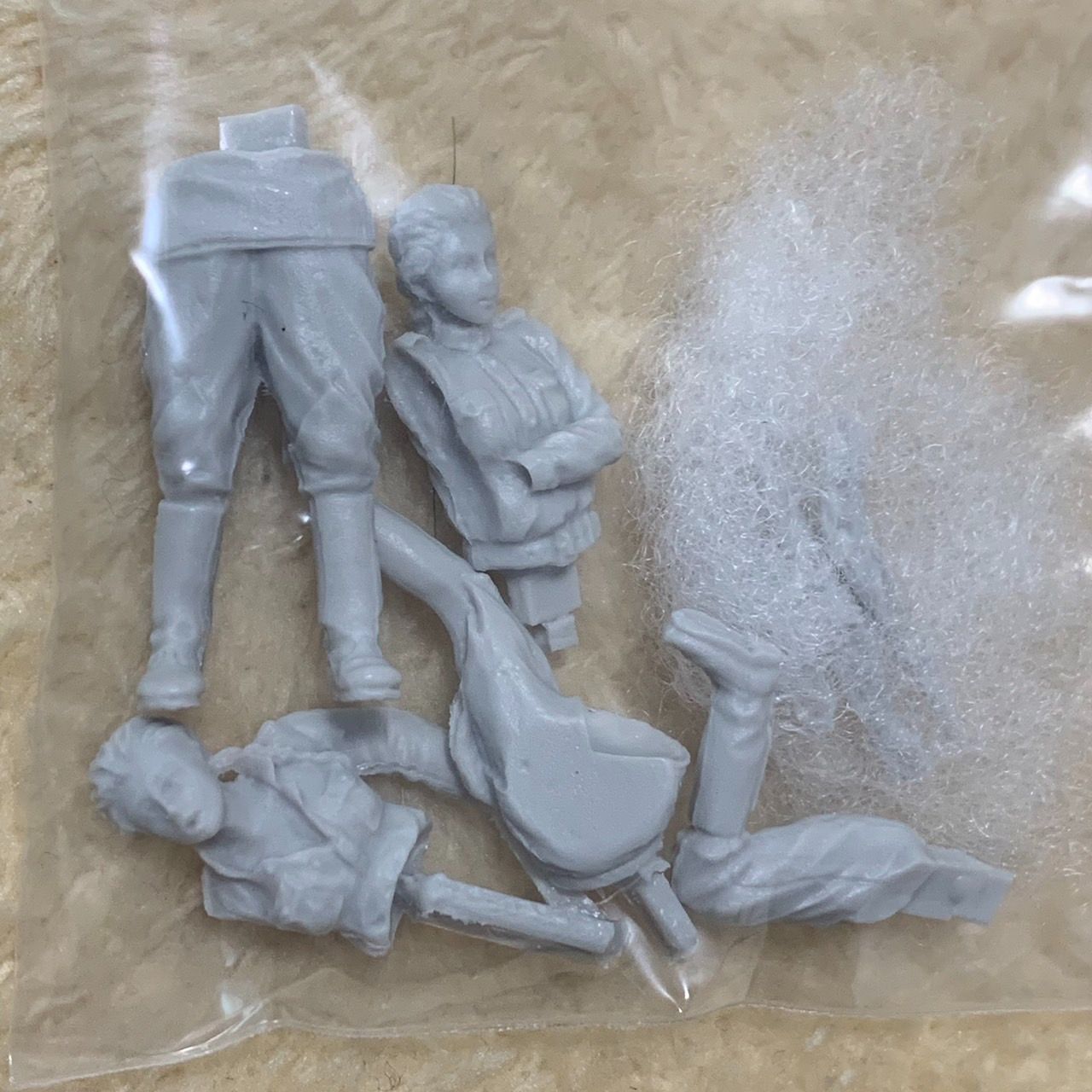 ミニチュア 1/35スケール 女性兵士 2体セット ケガ 負傷