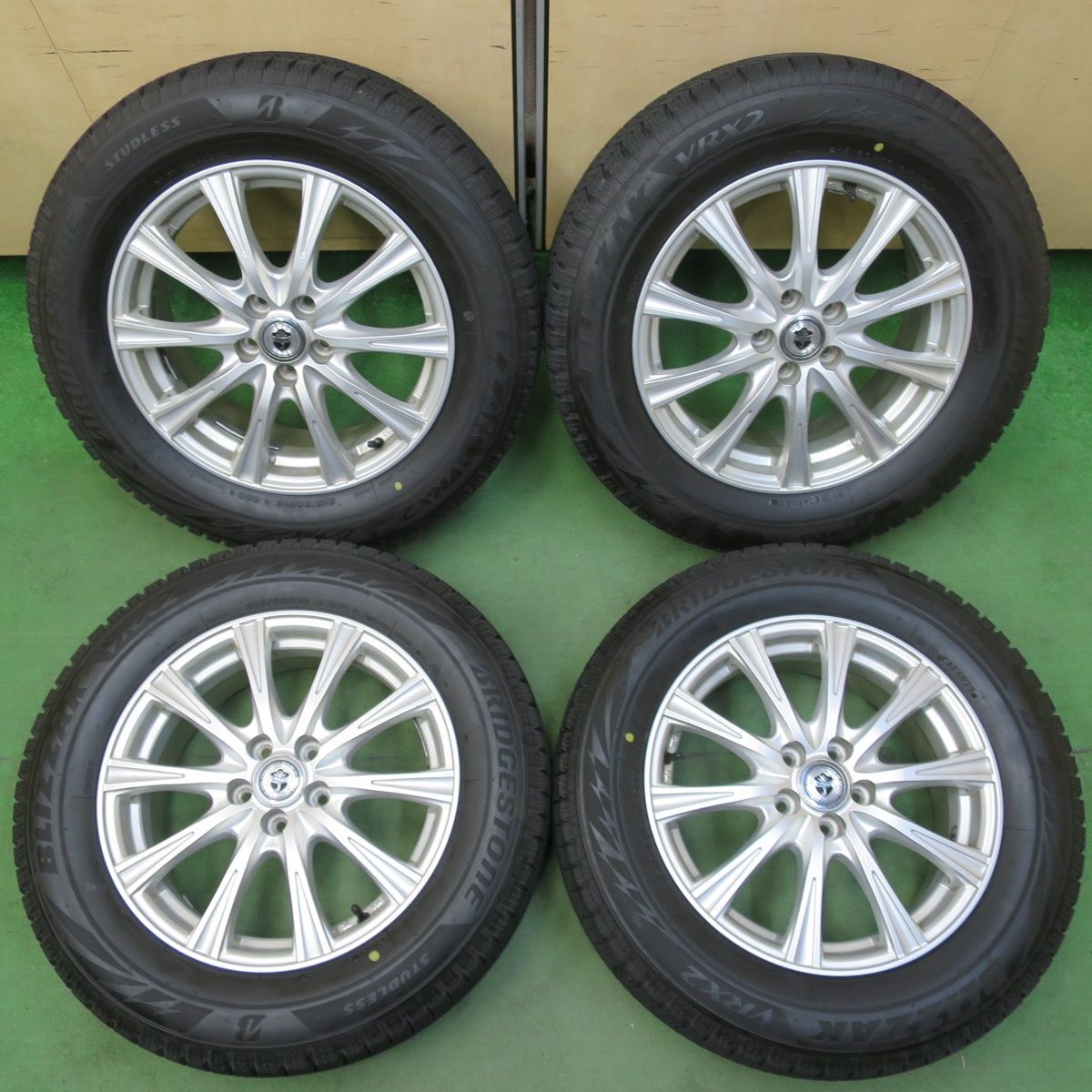 バリ溝 22年 9分 フォレスター 等 215|60R16 スタッドレス ブリヂストン ブリザック VRX2 JOKER ジョーカー 16インチ PCD100|5H 5042606イス
