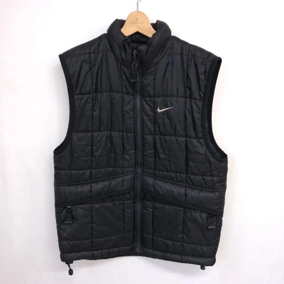10738 NIKE ACG 刺繍 ダウンベスト 黒色 10738 NIKE ACG 刺繍 ダウンベスト つぼまる 黒色