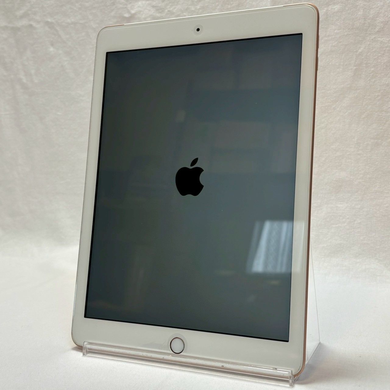 iPad|第6世代|32GB|ゴールド|MRM02J|A|ドコモ判定|ケース付き|バッテリー良好|No.752