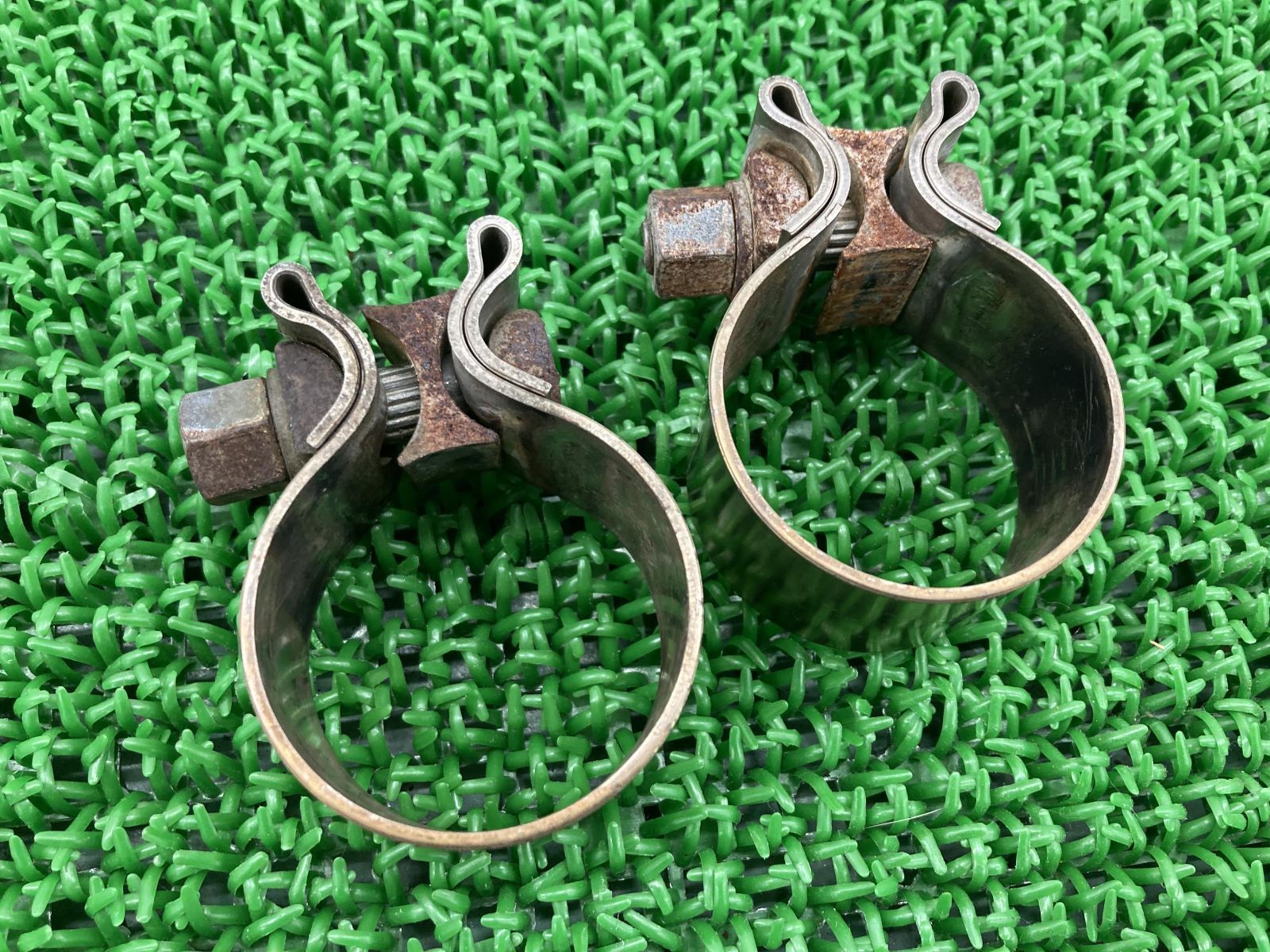 マフラークランプ ハーレー 純正 中古 バイク 部品 2個セット ソフテイル ダイナ ツーリング スポーツスター サイレンサークランプ