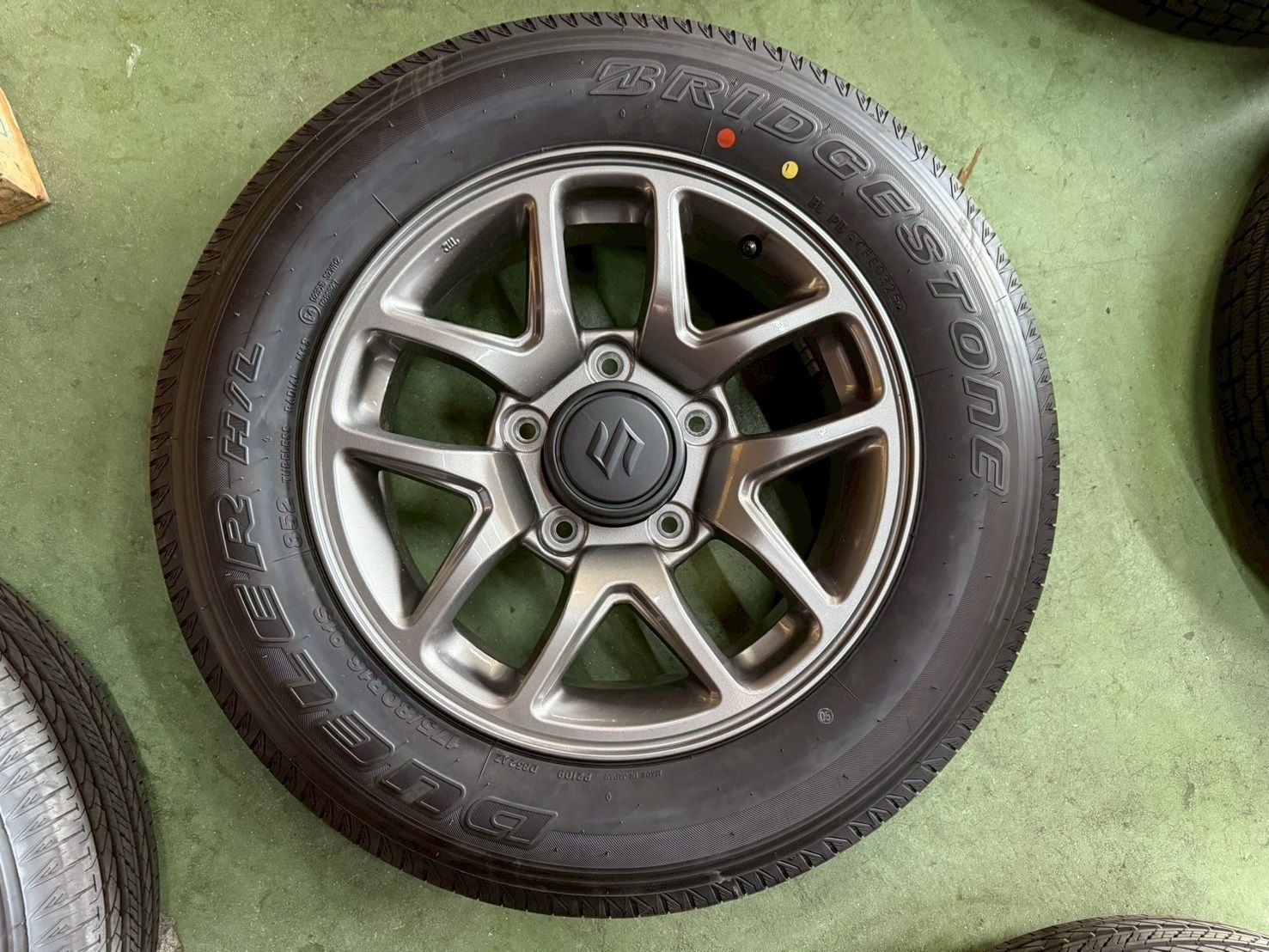 ジムニー JB64 XC A T 純正 16インチホイールとタイヤ4本セット 16×5.5J 22 139.7 5H ブリヂストン 175 80R16 YHJIM-364