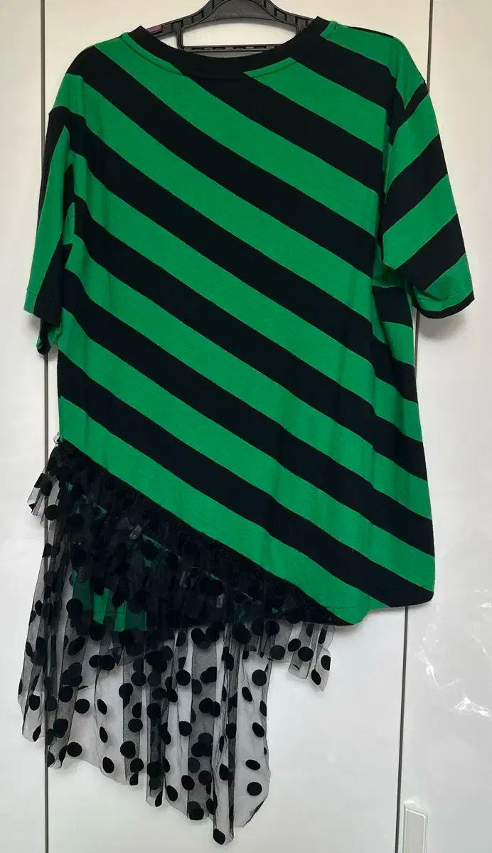 ラッキーシュエット半袖Tシャツとドレス