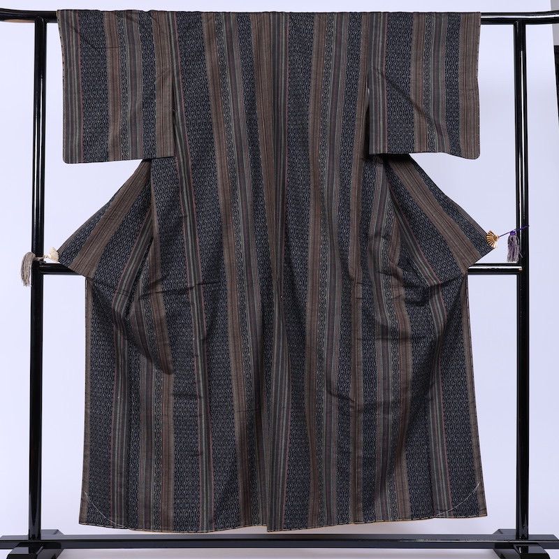 新品・未使用品　着物　紬　縞　紺縞に絣柄　／818 新品・未使用品 着物 紬 縞 紺縞に絣柄 ／818 - メルカリ
