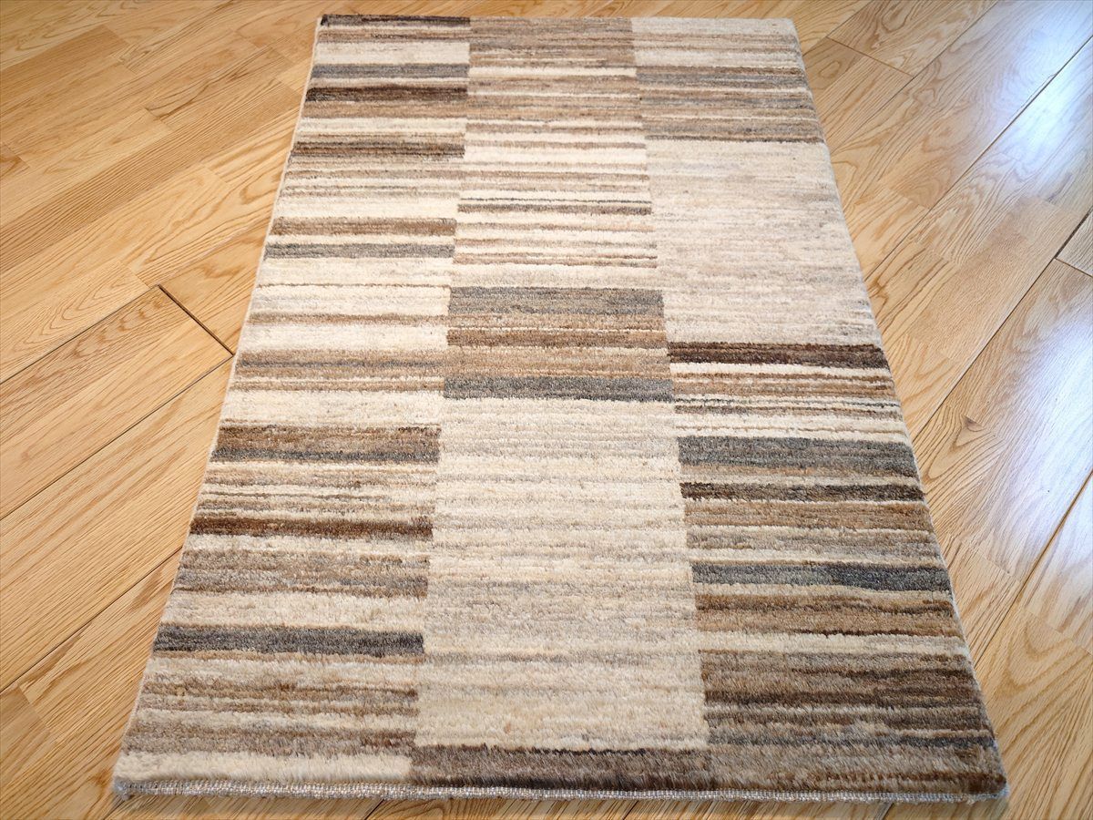 夏は涼しく冬は暖かい天然無染めラグ