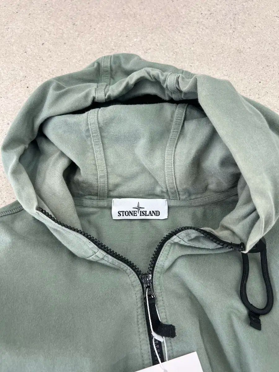 STONE ISLAND ロゴワッペン 膨らん 製品染め ジップパーカー 
