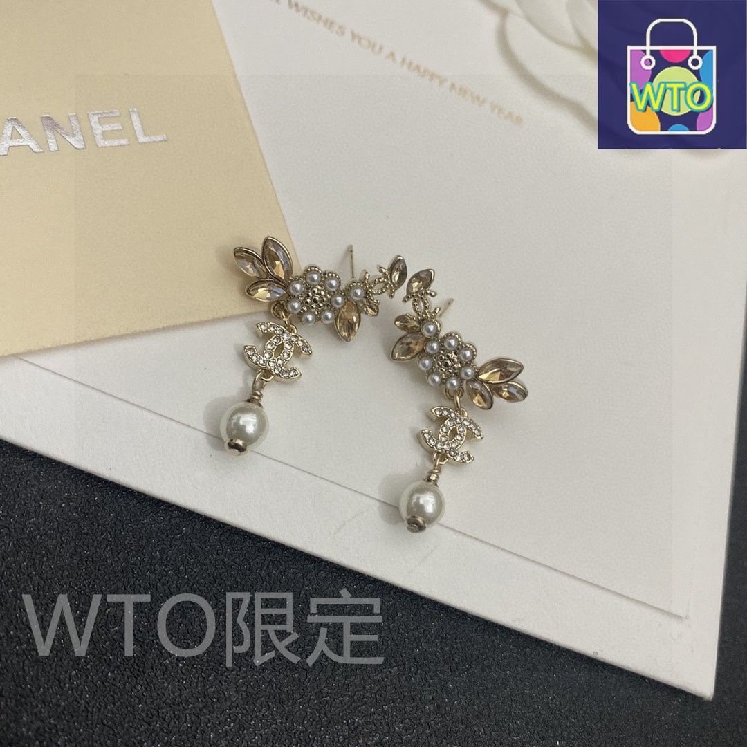 今日特価】Chanel 花柄 真珠 葉 クリスタル ピアス ダブル C