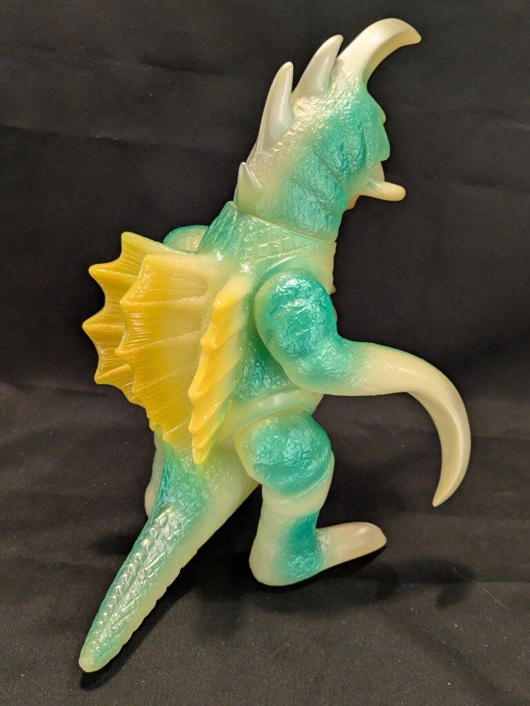 M 1号 世紀の大怪獣 ガイガン蓄光成型緑 黄色スプレー WF