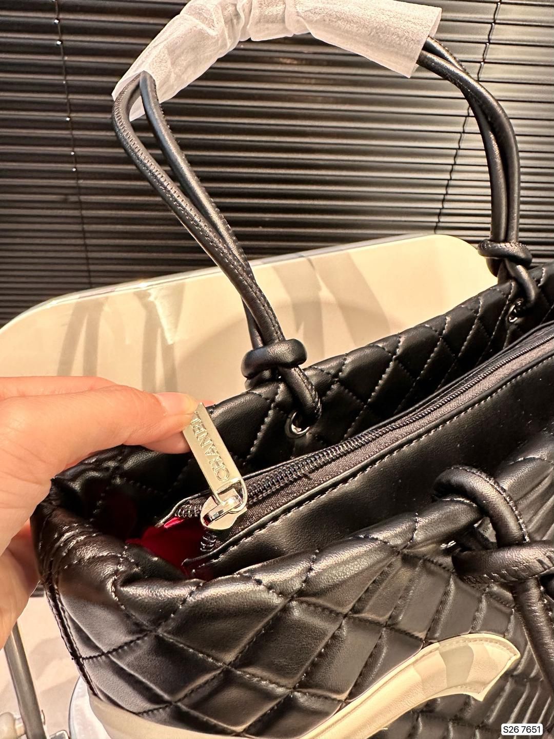 CHANELシャネルの控えめで質感のあるショルダーバッグ