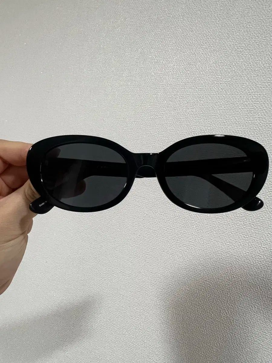 CARIN(カリン) x キス ホン・ヨンギ サングラス ブラック 新品