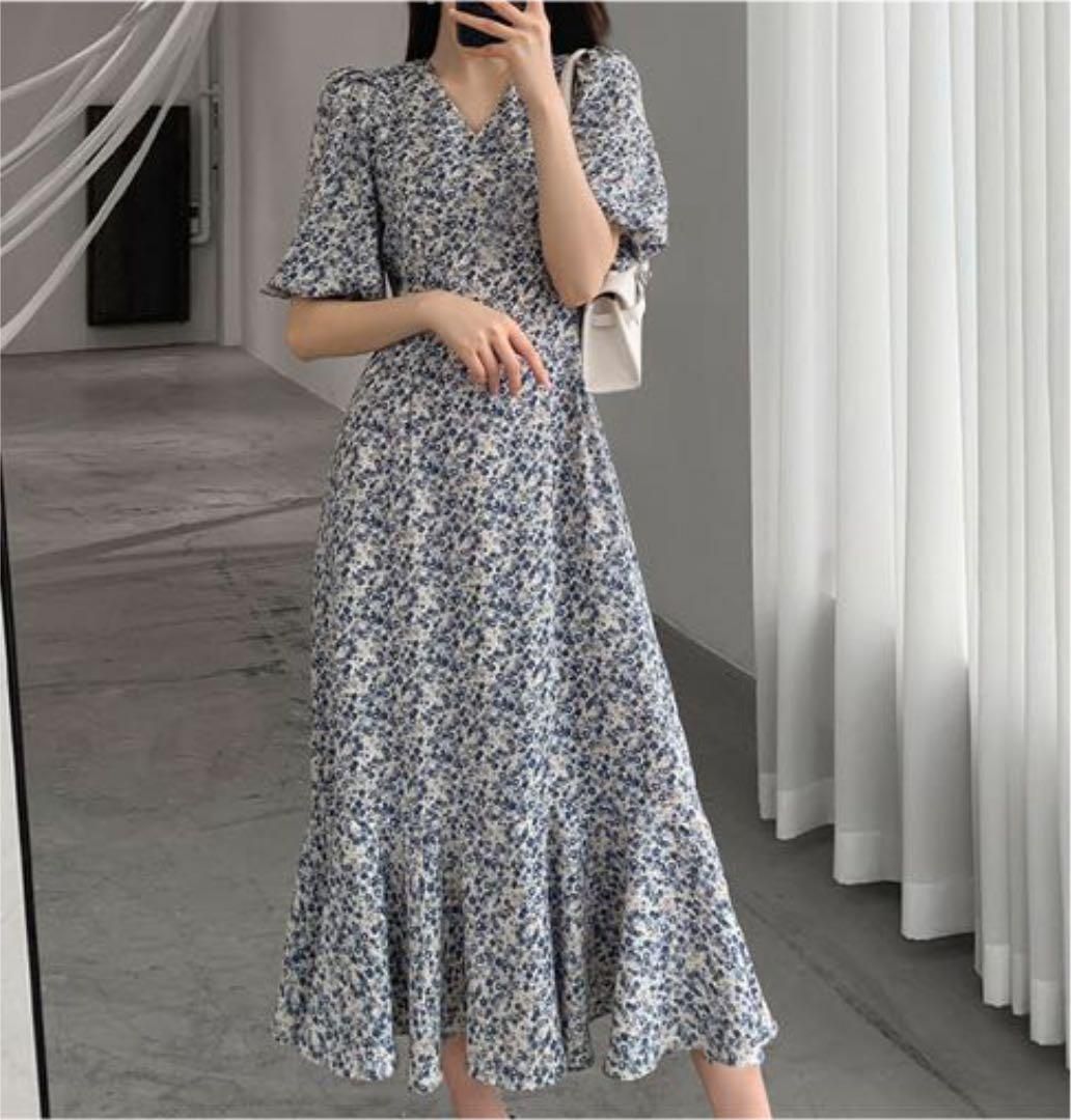 メルカリshops 花柄 小花柄 ワンピース ブルー 青 パフスリーブ ロング 半袖 Vネック