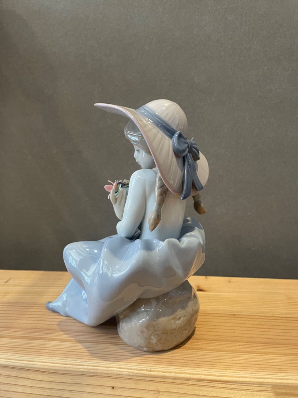 蓮華台座の上に立つ観音菩薩白い大理石風仕上げ彫像 プレミアム樹脂東