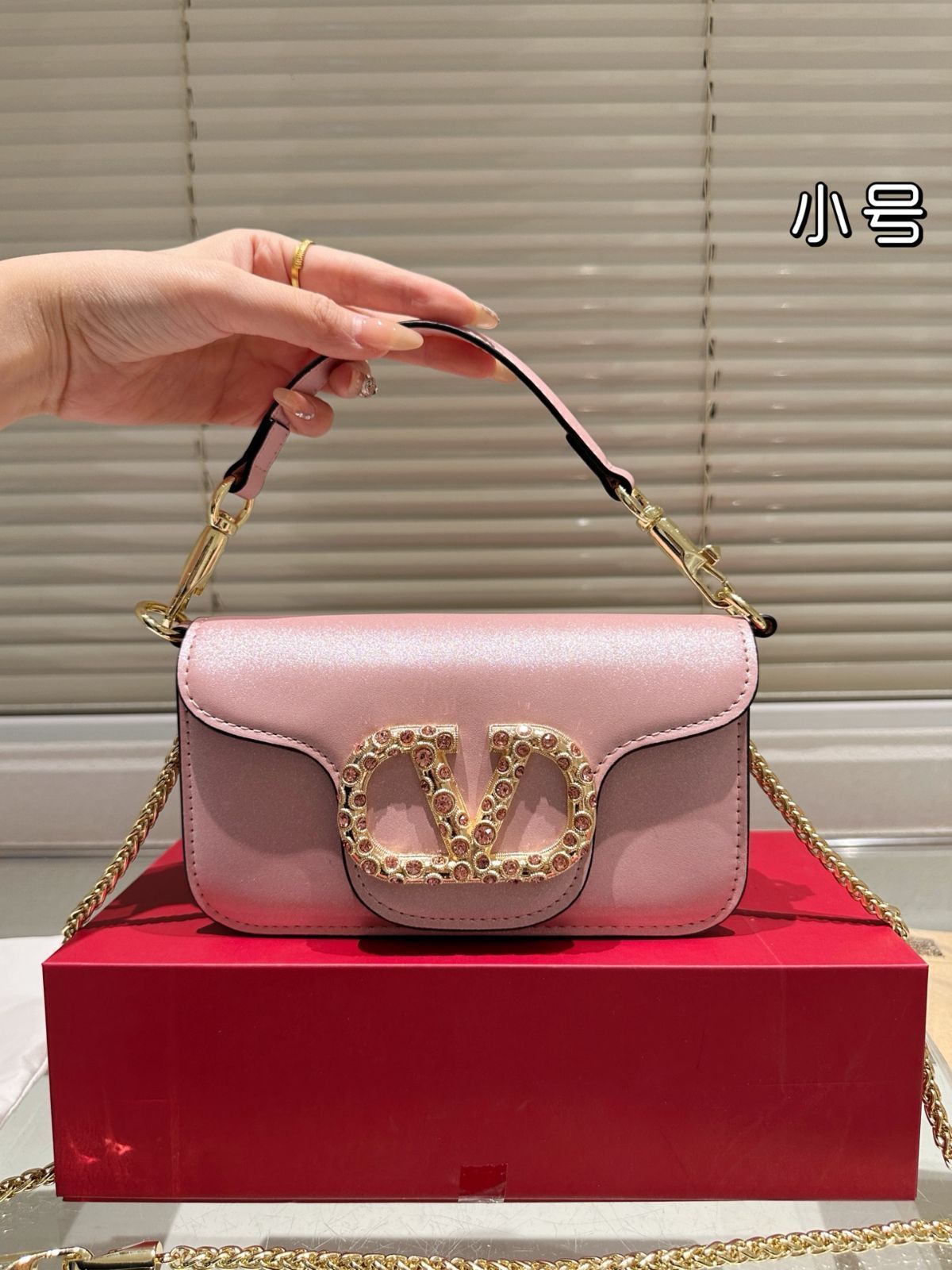 国内送/送関込【ValentinoGaravani】ショルダーバッグ Valentino Garavani モノグラム ショルダーバッグ