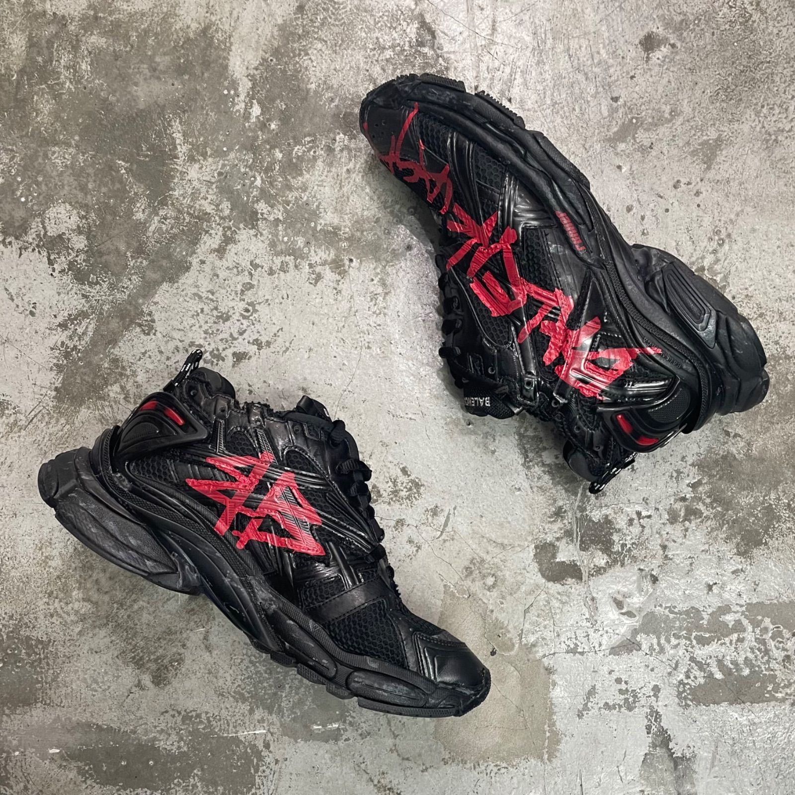 BALENCIAGA Runner Sneaker Graffiti Black Red 677403 ランナー