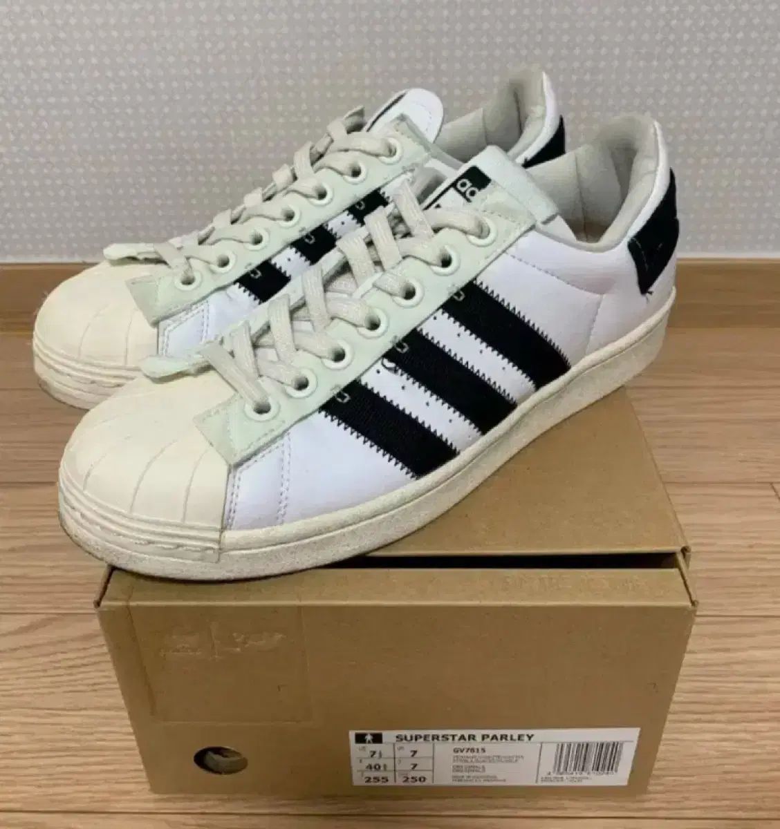 255 adidas(アディダス) パーリー スーパースター 白 黒 GV7615
